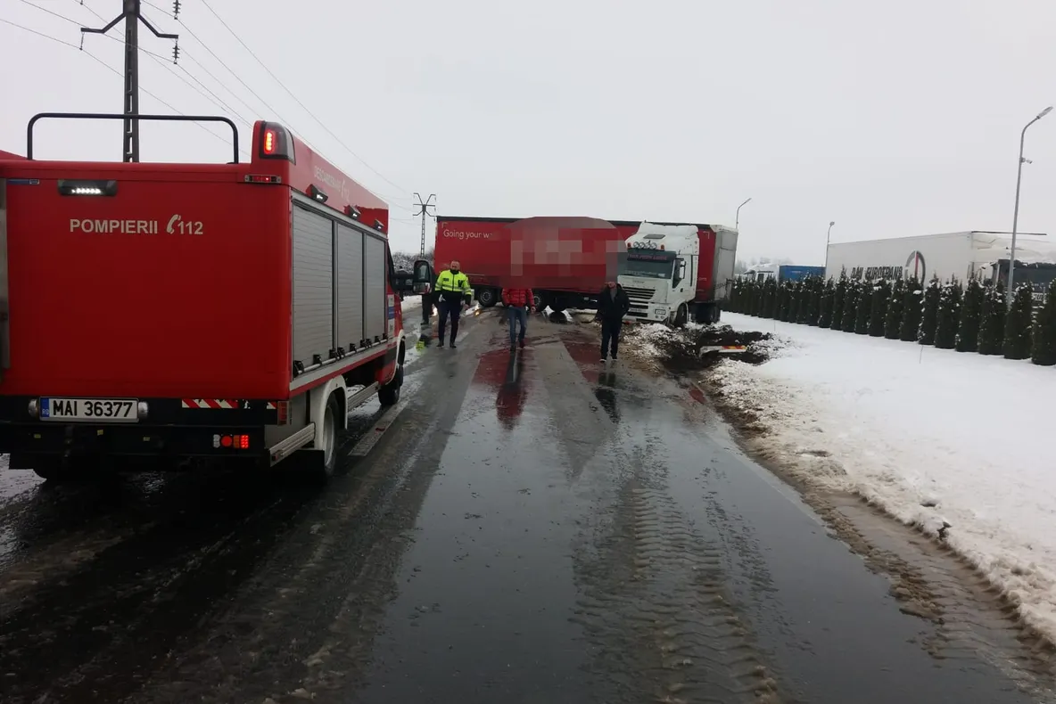 Arad: Un bărbat a murit, miercuri, după ce remorca unui TIR a derapat, a intrat pe contrasens și a lovit mașina pe care o conducea