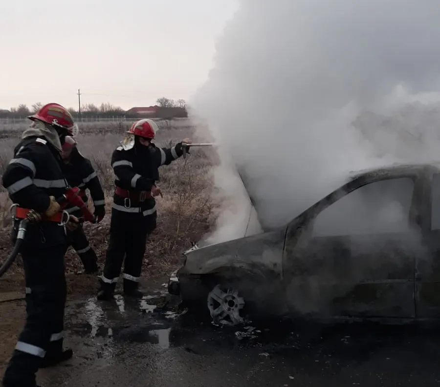 Arad: O mașină a ars complet, după ce a luat foc în mers