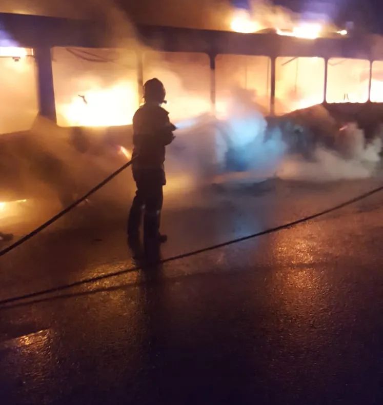 Arad: Autobuz distrus complet, după ce a luat foc în mers pe autostrada Arad-Nădlac