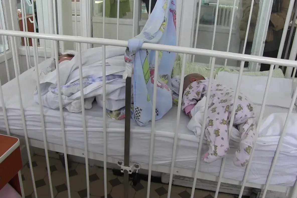 Arad: Principala secţie pediatrică a Spitalului Clinic Judeţean de Urgenţă Arad, supraaglomerată. Sunt cazuri cu câte doi copii într-un pat, iar mămicile dorm în pătuțuri cu copiii