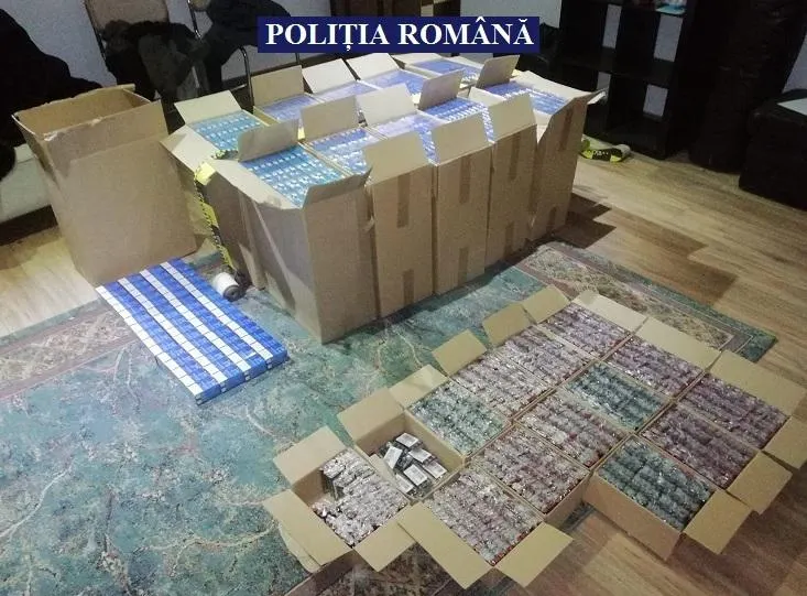 Arad: 2 arme, peste 100.000 de țigări de contrabandă și peste 2.300 de rujuri, confiscate dintr-o casă din județul Arad. Un bărbat a fost reținut