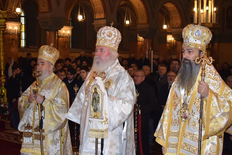Arad: IPS dr. Timotei Seviciu, Arhiepiscop al Aradului, în soborul care a oficiat slujba la hramul istoric al Catedralei Mitropolitane din Timișoara