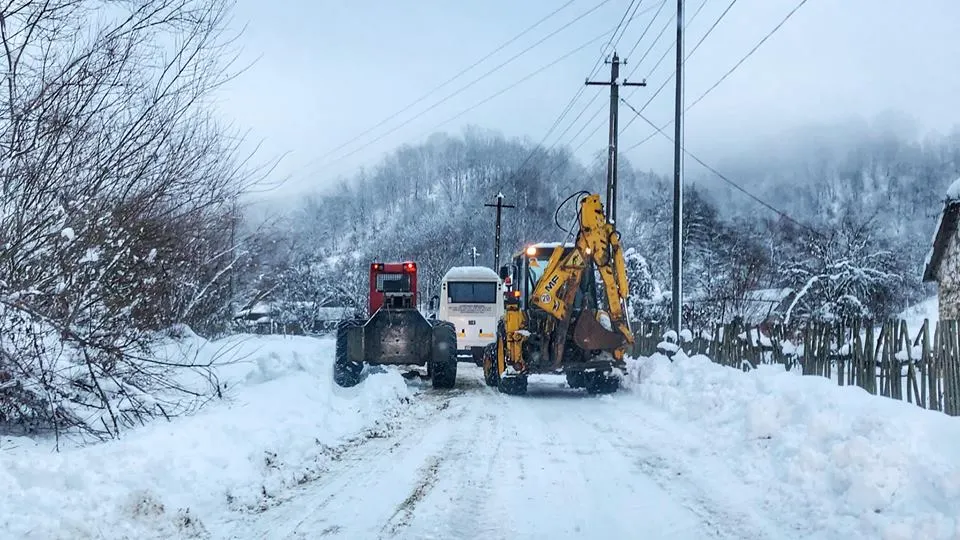 Arad: Cum se face deszăpezire pe bani publici. Primul utilaj a ajus după circa 19 ore de la începerea ninsorii. Rezultatul: oameni izolați, autobuz și microbuz școlar, împotmolite, pe Drumul Regelui