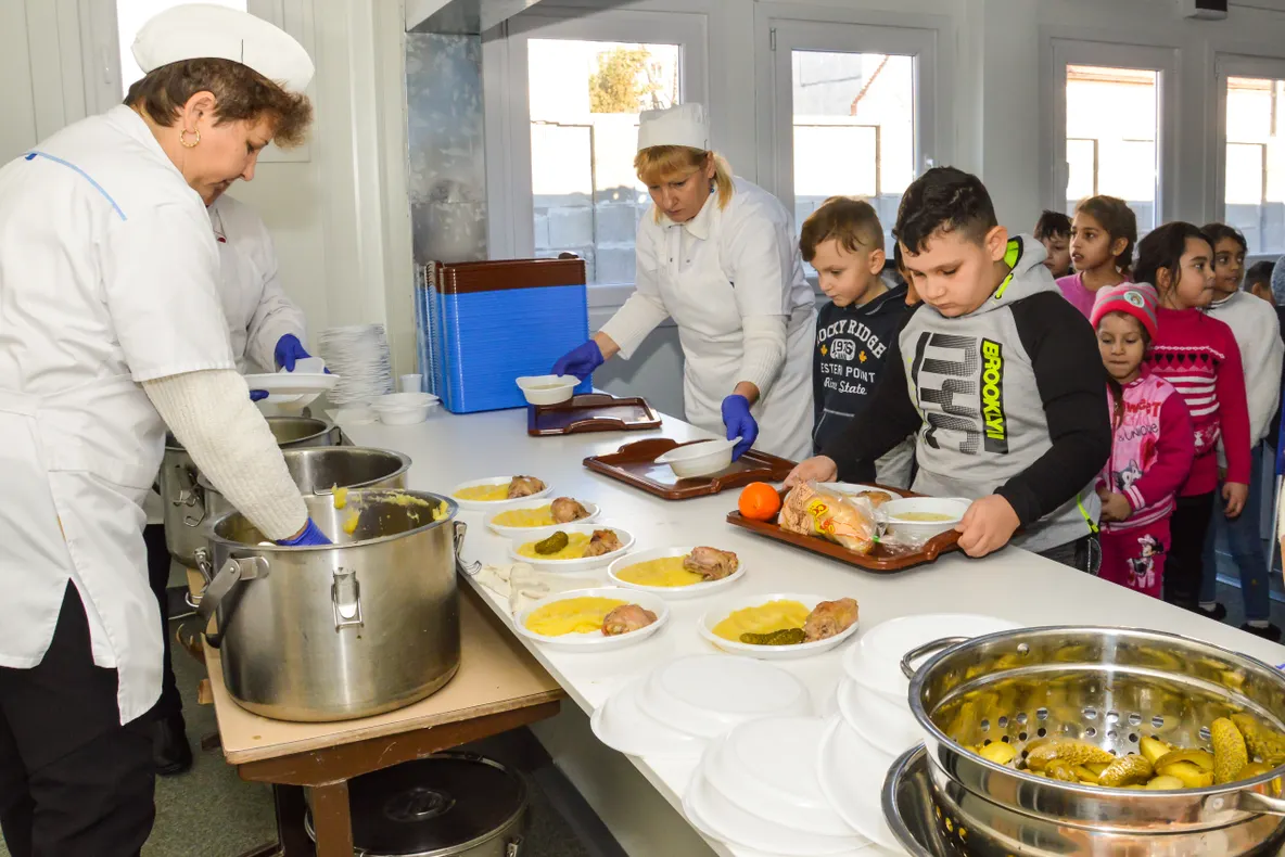 Arad: Programul "Masă Caldă", reluat cu bani de la Primăria Municipiului Arad. Beneficiari sunt circa 400 de copii
