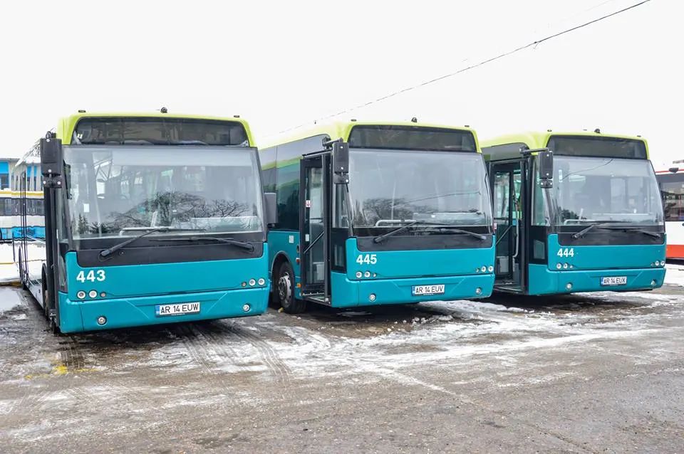 Arad: 5 autobuze noi și 3 second hand, cumpărate de către Primăria Arad pentru transportul prin municipiu. Urmează 28 de tramvaie și 8 autobuze electrice noi