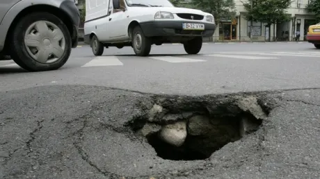 Arad: Câteva zeci de sesizări la Primăria Municipiului Arad din cauza gropilor din carosabil.  Harta orașului a devenit roșie