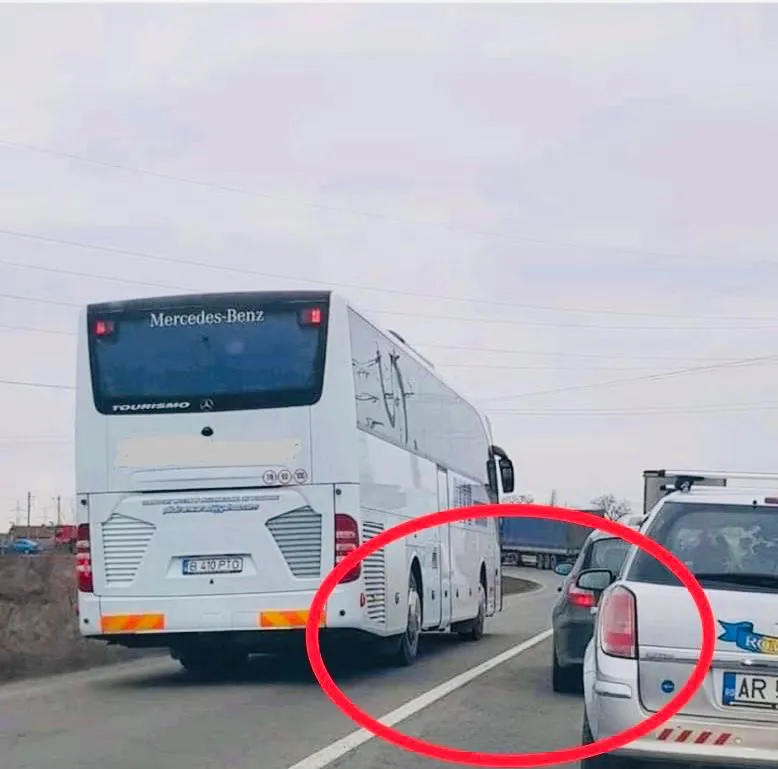Arad: Șofer de autocar a fost amendat și a rămas fără permisul de conducere, după ce fotografia în care depășea e ilegal a fost postată pe Facebook
