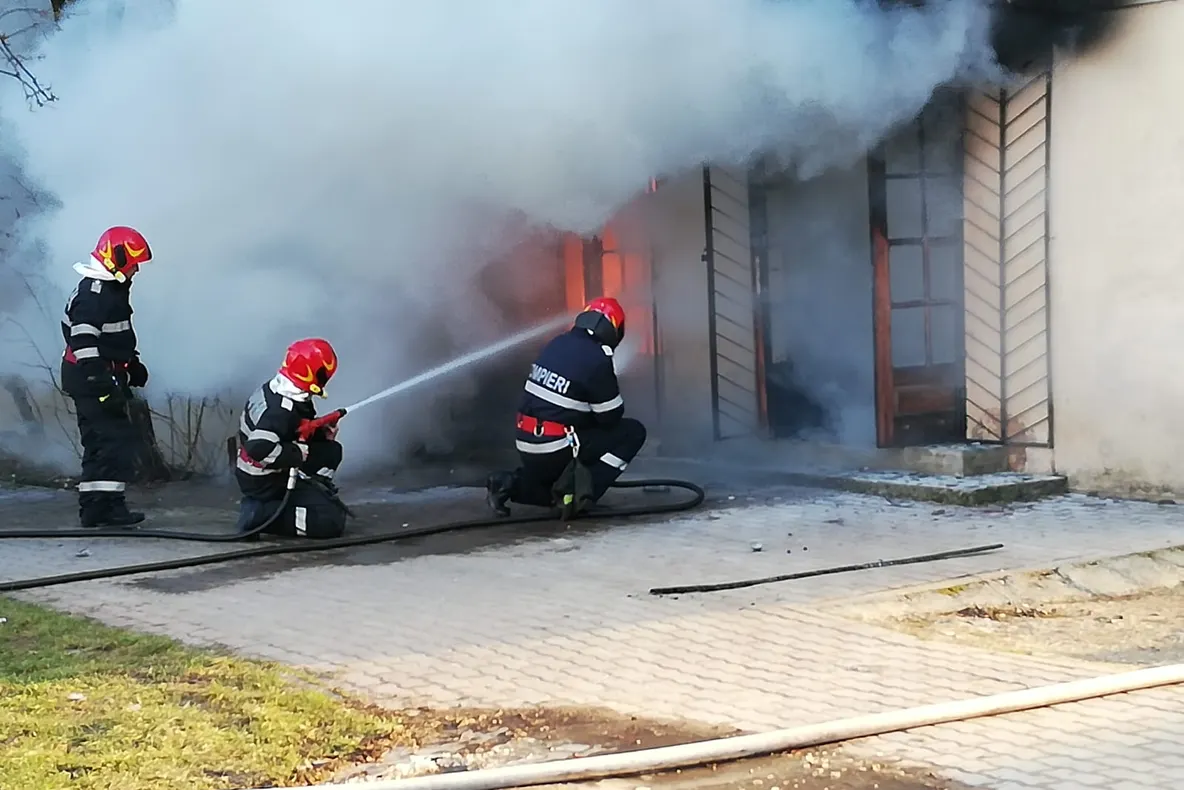 Arad: FOTO VIDEO Circa 20 de persoane, evacuate dintr-un bloc din județul Arad, din cauza unui puternic incendiu. S-a cerut suplimentarea forțelor de pompieri