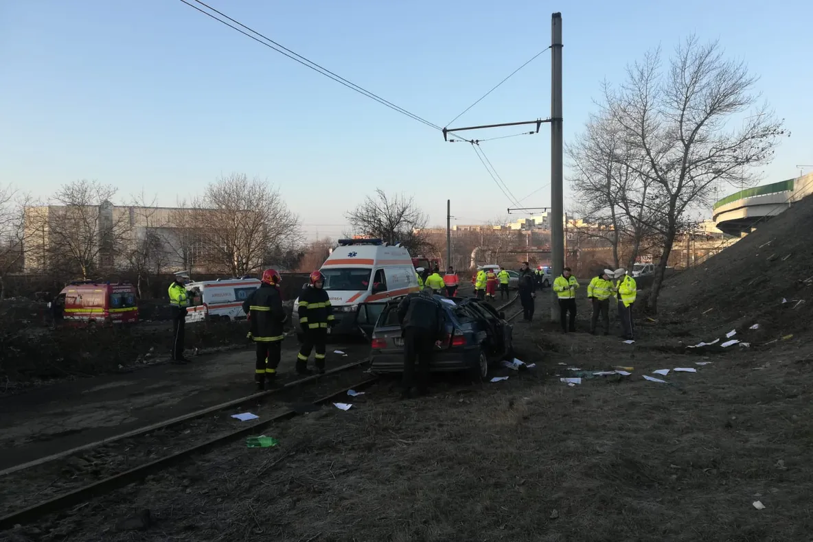 Arad: Un bărbat a căzut cu mașina de pe un pod din Arad, de la înălțimea de circa 4 metri