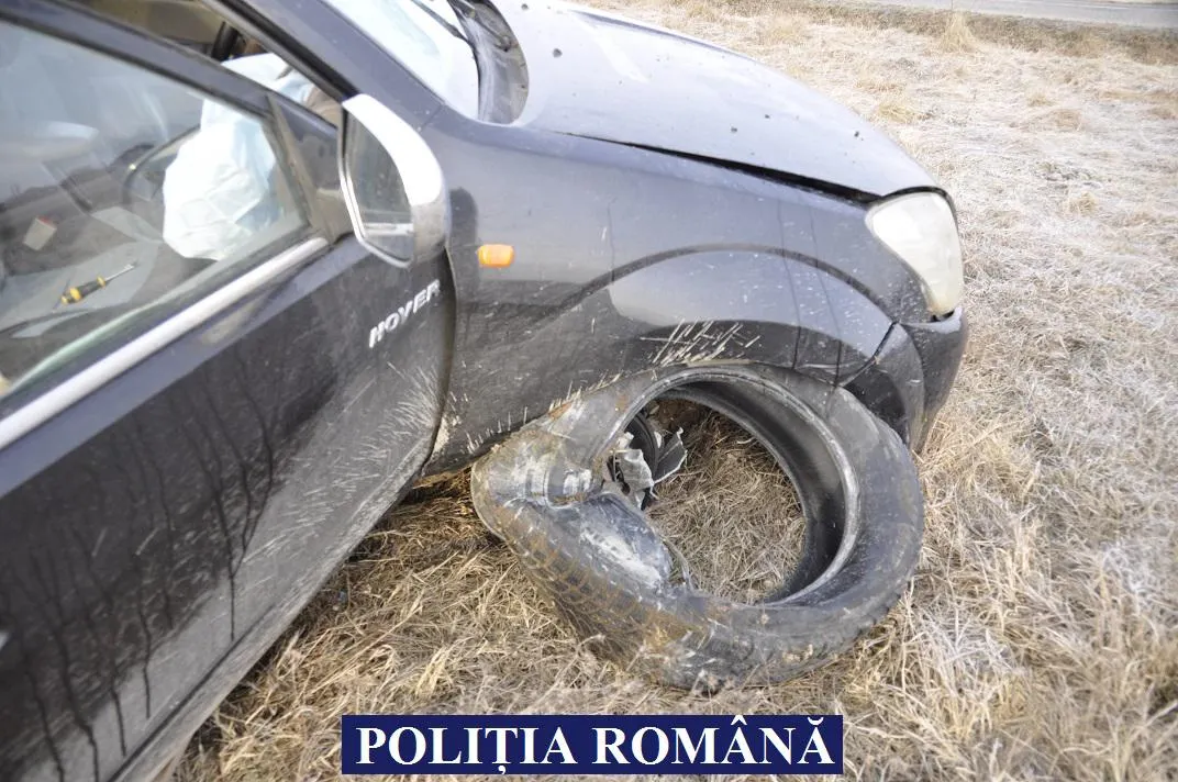 Arad: Un tânăr de 17 ani, cercetat după ce a furat mașina persoanei care îl găzduia, a condus-o băut și fără permis, și a distrus-o aproape complet