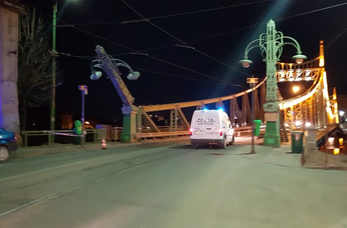 Arad: Circulația pe un important pod rutier din municipiul Arad, închisă, în cursul nopții de vineri către sâmbătă, din cauza condițiilor meteo. Un stâlp mare de iluminat s-a rupt