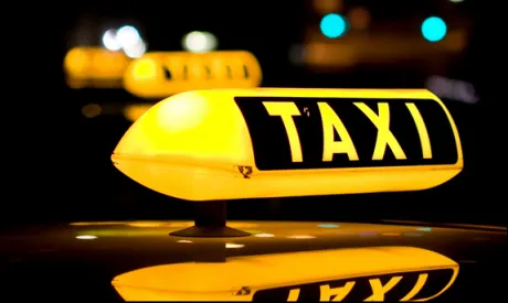 Arad: Taximetriștii protestează, miercuri, prin centrul municipiului Arad, față de compania UBER și față de pirații din sistem