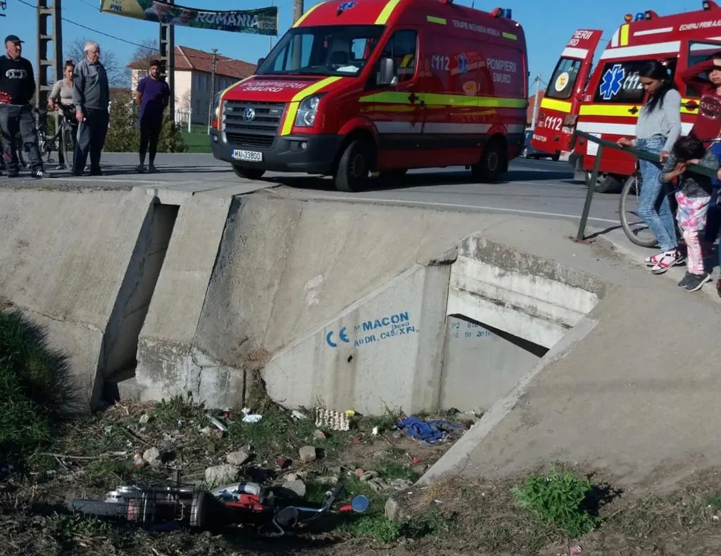 Arad: Un bărbat de 60 de ani a murit, în județul Arad, după ce a căzut cu mopedul pe care îl conducea ilegal într-un canal de la marginea DN79