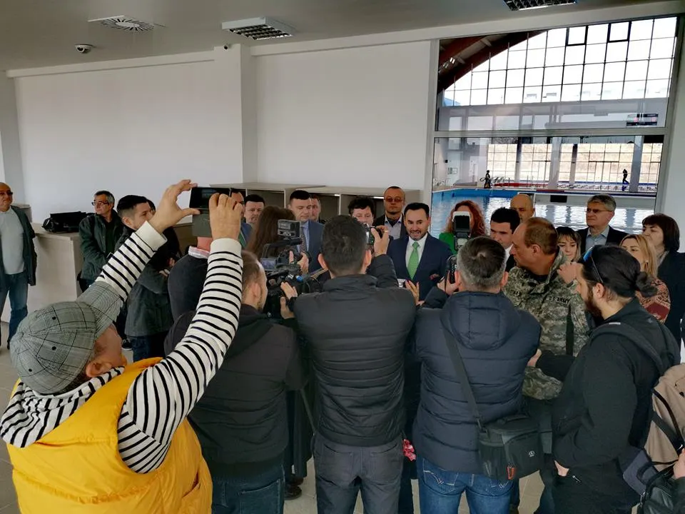 Arad: Primarul Gheorghe Falcă: "ați văzut, când intri în competiție cu cei de la PSD, foarte ușor adevărul iese la suprafață (...) am semnat de 3 ori protocolul pentru complexul de polo, însă pe dânșii îi interesa vizita la bazin"
