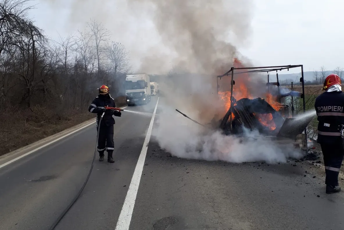 Arad: O remorcă a luat foc chiar în mers, pe DN7
