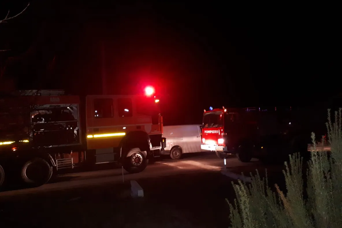 Arad: Bărbat de 68 de ani, mort, și alte 2 persoane rănite, într-un puternic incendiu, care a cuprins o casă din județul Arad