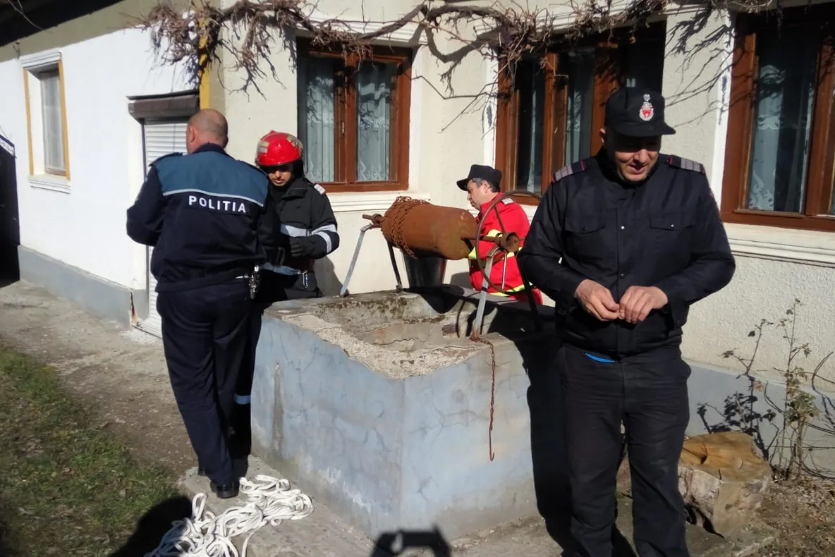 Arad: Cadavrul unei femei, scos dintr-o fântână din județul Arad
