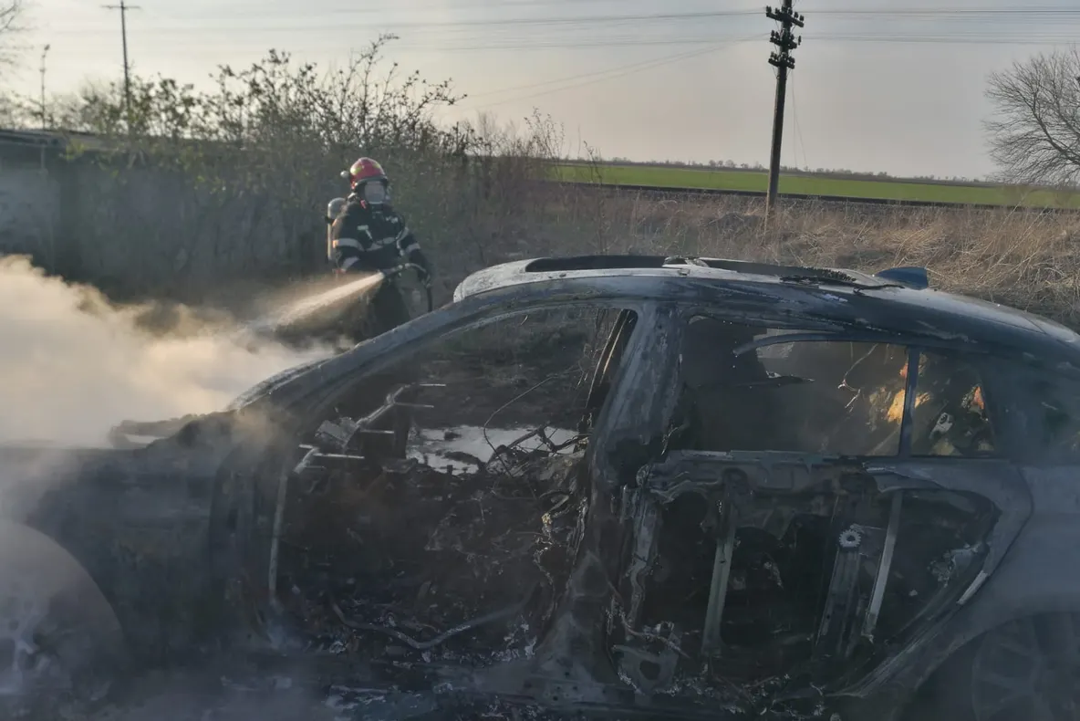 Arad: O mașină BMW a ars complet pe un drum din Arad