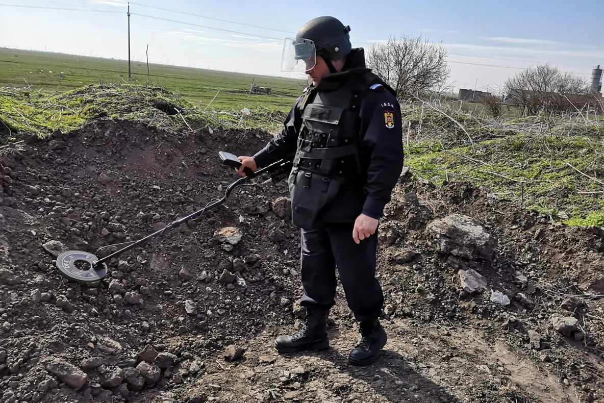 Arad: Proiectil din cel de-al Doilea Război Mondial, încastrat în beton provenit de la o construcţie demolată, descoperit în județul Arad
