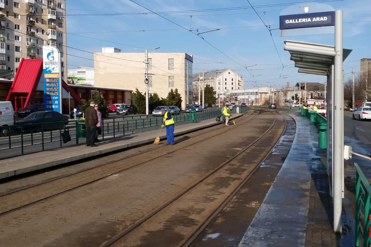 Arad: Curățenia de primăvară a ajuns în stațiile de tramvai. Ce rugăminte au autoritățile pentru oameni