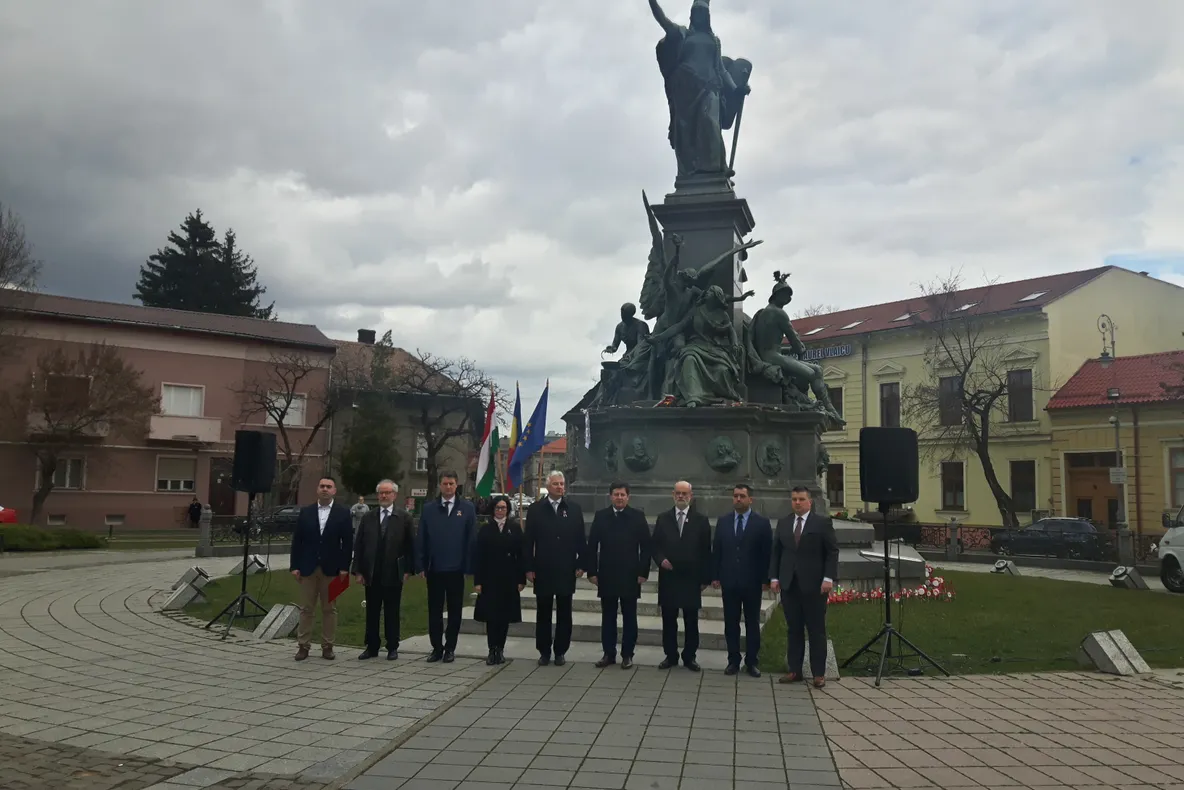 Arad: 15 ani de la reamplasarea Statuii Libertății la Arad, marcați, miercuri, cu o zi mai devreme. Printre invitații prezenți, Kelemen Hunor și Marko Bela