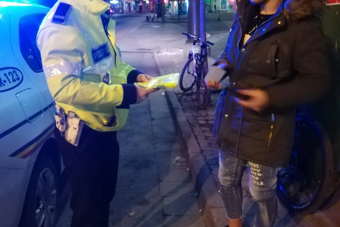 Arad: Polițiștii din Arad le-au distribuit bicicliștilor veste reflectorizante. Motivul