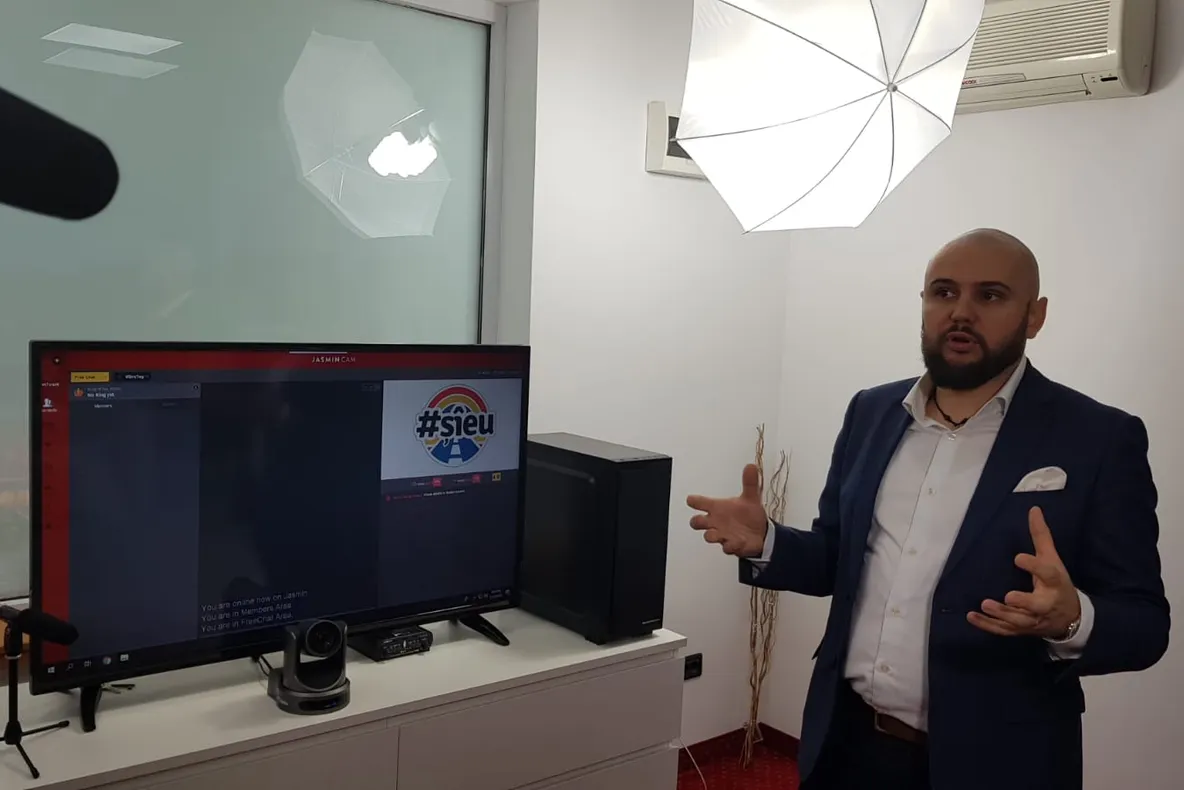 Arad: FOTO VIDEO Cum a decurs protestul "#șîeu România vrea autostrăzi" într-un mare și renunit studio de videochat, parte din cea mai mare rețea din lume