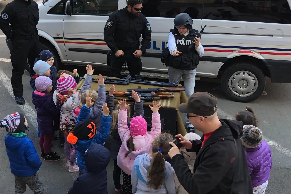 Arad: Polițiștii defilează, luni, în centrul Aradului, pentru a marca Ziua Poliției Române