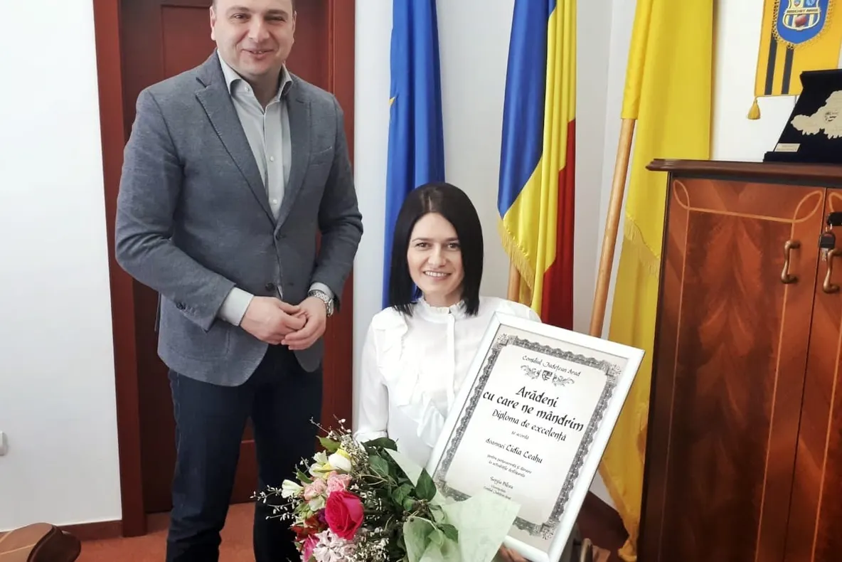 Arad: O tânără care își depășește condiția de persoană obligată să trăiască în scaun cu rotile, distinsă cu diploma "Arădeni cu care ne mândrim"