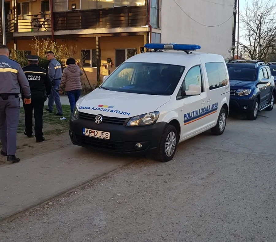 Arad: 5 persoane fără forme legale, descoperite într-un bloc al Primăriei Arad. Raziile pentru depistarea celor care locuiesc ilegal în oraș continuă