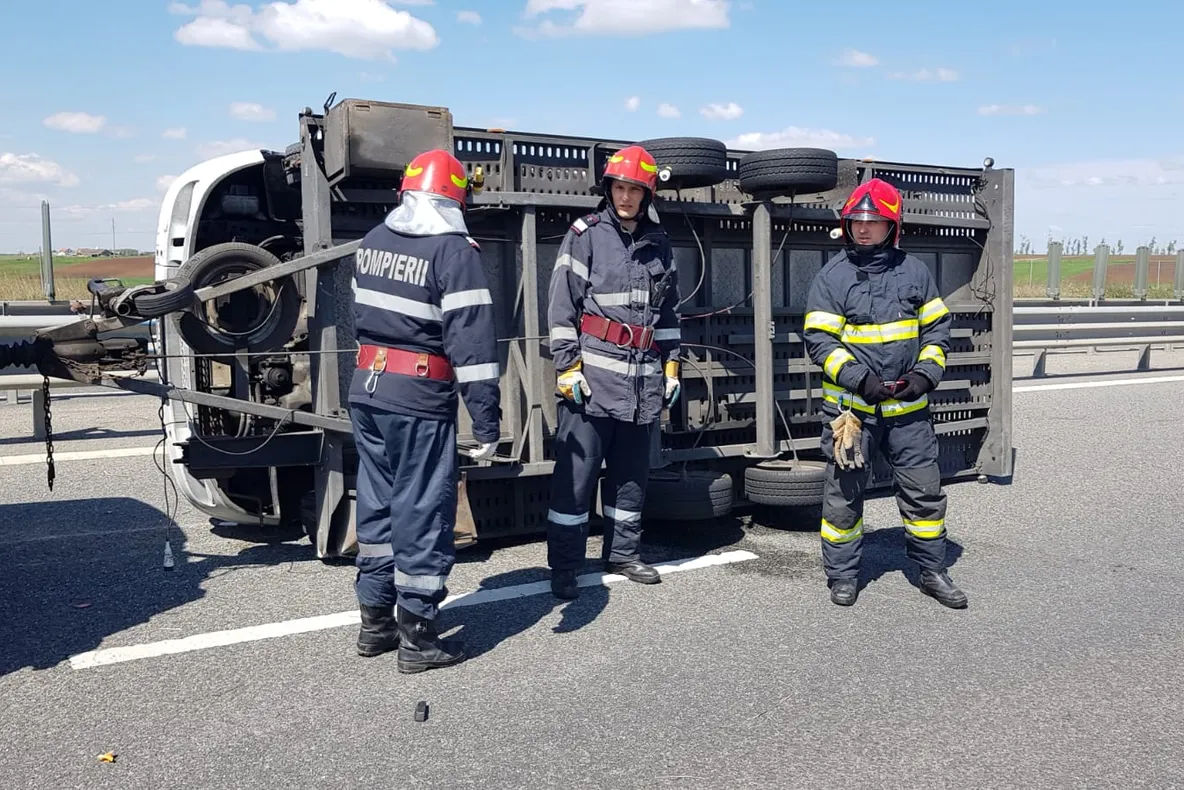 Arad: Explozia unui cauciuc, cauza răsturnării celor 2 microbuze cu 9 persoane, pe autostrada Arad-Timișoara