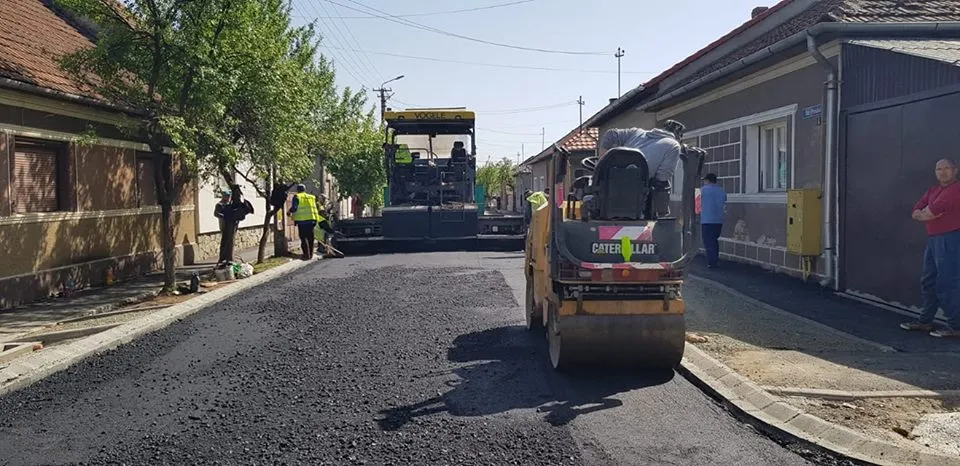 Arad: Prima stradă din ultimele 55 de străzi din pământ din municipiul Arad, asfaltată