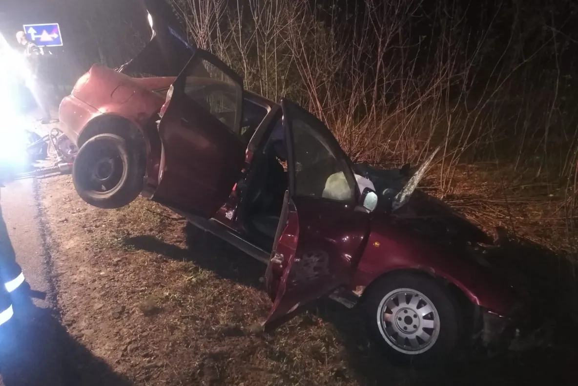 Arad: Bărbatul de 22 de ani, care a murit după ce a intrat cu mașina într-un TIR, nu avea permis de conducere