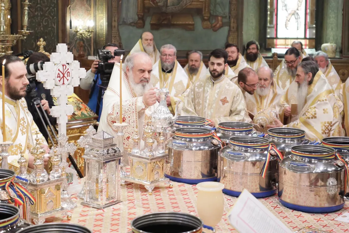 Arad: Arhiepiscopul din Arad și Episcopul vicar au oficiat la slujba de sfințire a Sfântului și Marelui Mir din Catedrala Patriarhală
