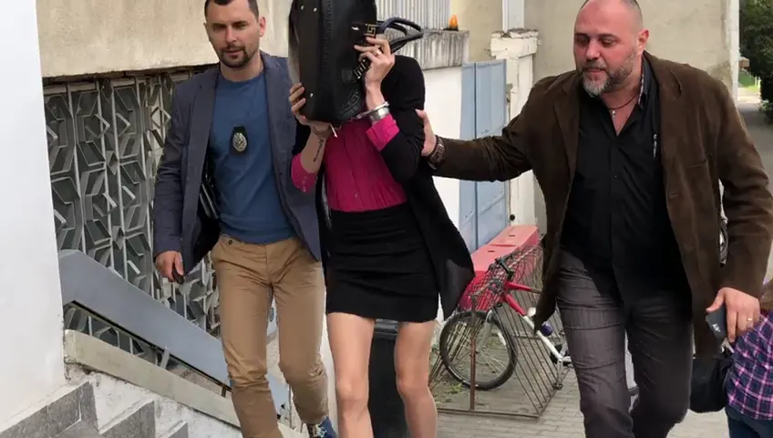 Arad: FOTO VIDEO Cei 3 tineri deghizați în femei, care au tâlhărit un bărbat, au apărut în fața instanței îmbrăcați în femei elegante, cu fuste mini, peruci și pantofi cu toc. Au fost arestați preventiv