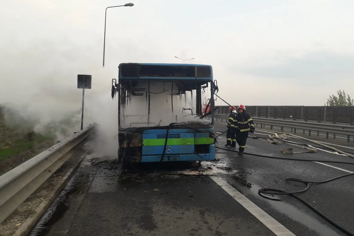 Arad:  Un autobuz, care a luat foc în mers, pe autostrada Arad-Timișoara, a ars complet