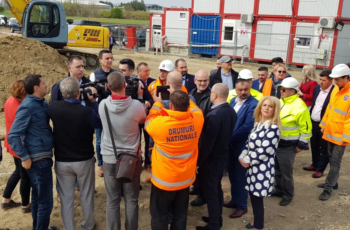 Arad: Ministrul Transporturilor, Răzvan Cuc, nemulţumit de mobilizarea de pe şantierul celui de-al doilea pasaj de pe Centura Aradului. Sunt întârzieri. Când va fi gata