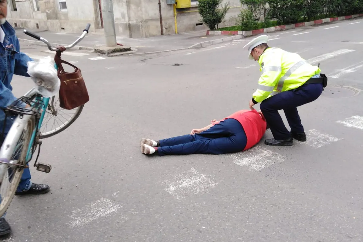 Arad: Biciclistă, lovită de mașină. A intervenit poliția