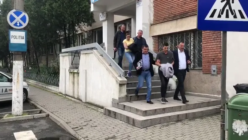 Arad: Un bărbat și concubina lui, reținuți, după ce ar fi întreținut raporturi sexuale cu fiica de 4 ani a femeii