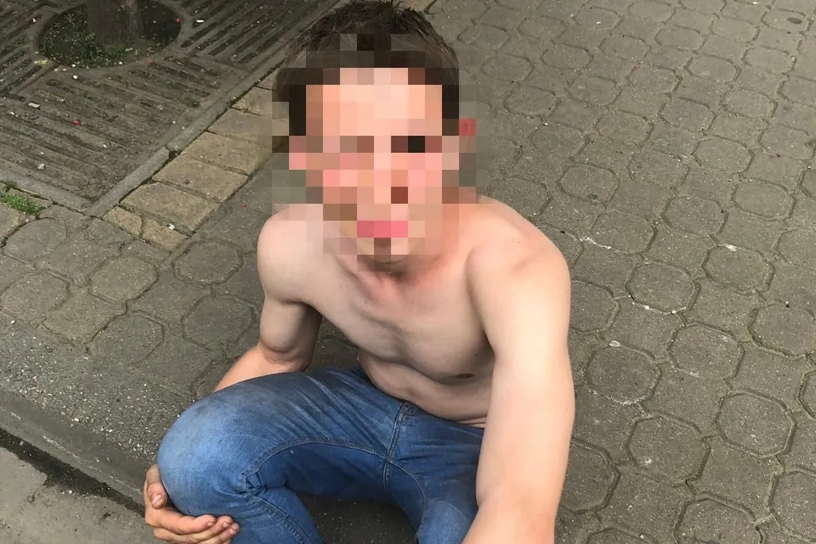 Arad: Bărbatul care a fugit dezbrăcat a recidivat. Reținut chiar în centrul Aradului, după ce umbla drogat, desculț și la bustul gol. Avea la el droguri