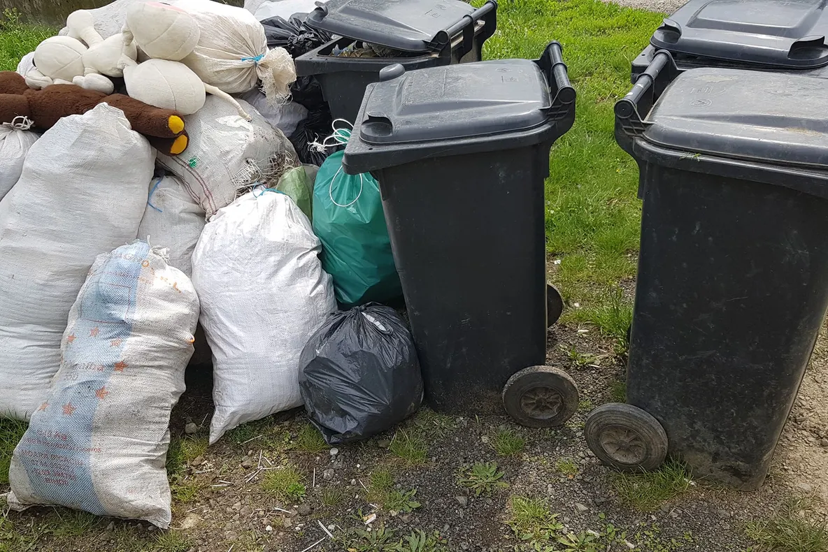 Arad: Scandalul gunoiului. Oamenii din 24 de localități din județul Arad stau cu deșeurile menajere neridicate chiar și de 3 săptămâni