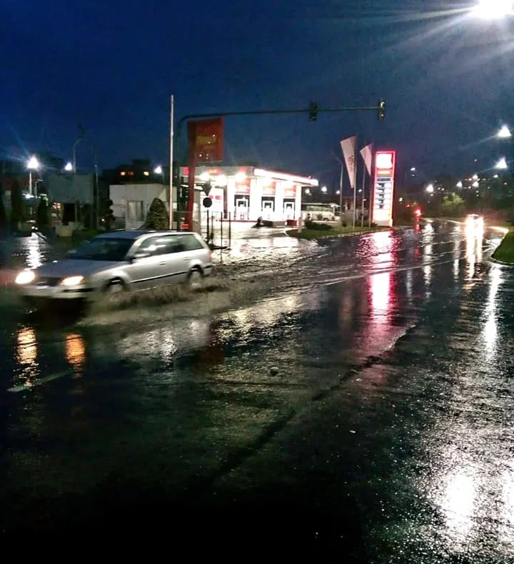 Arad: Inundații în municipiul Arad. O mașină a rămas blocată în apă de circa 40 de cm