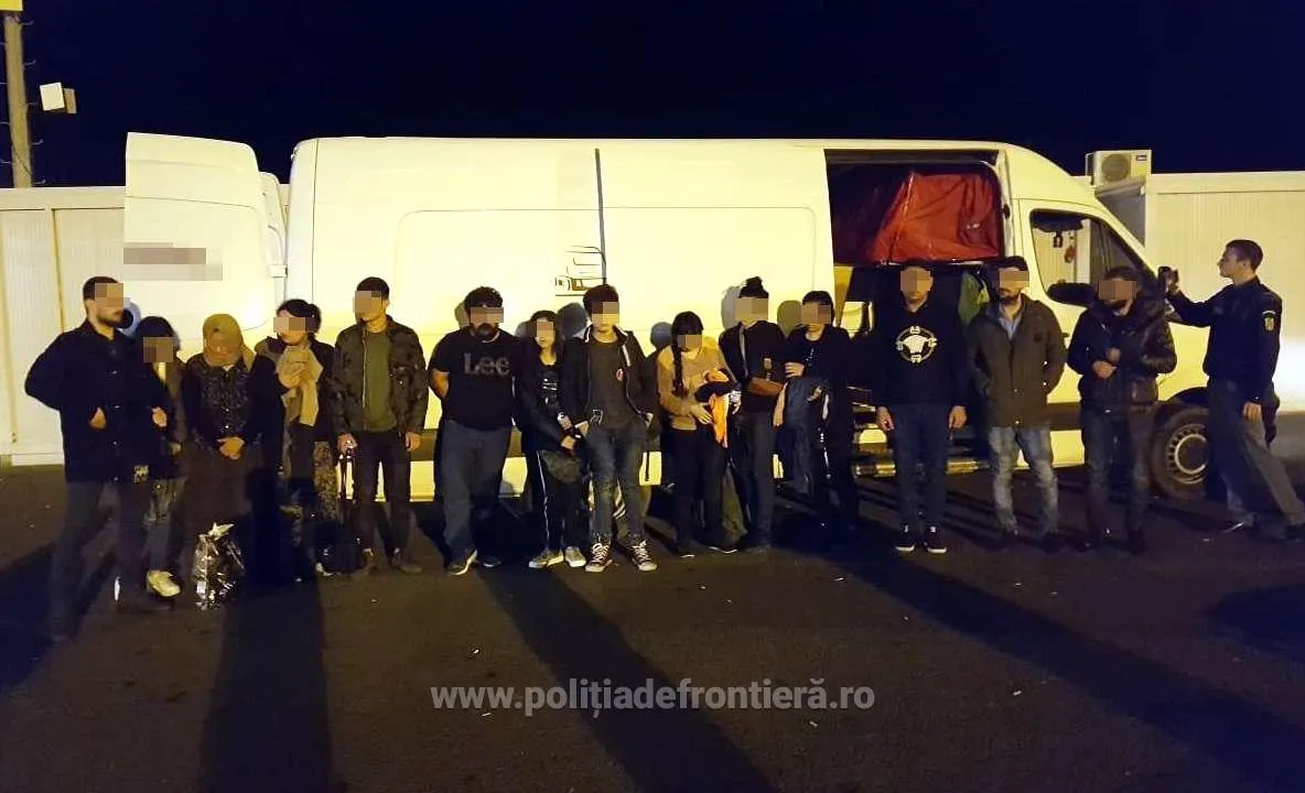 Arad: 14 migranți, printre care și copii, ascunși în 3 cutii de carton, ca să iasă ilegal din România
