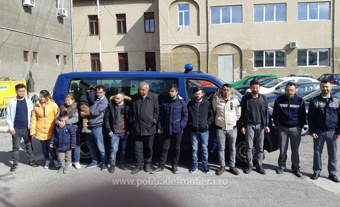 Arad: 12 migranți, descoperiți, vineri, într-un TIR, la frontiera de pe autostrada Nădlac-Arad, după ce, duminică, au mai fost descoperiți alți 16 migranți