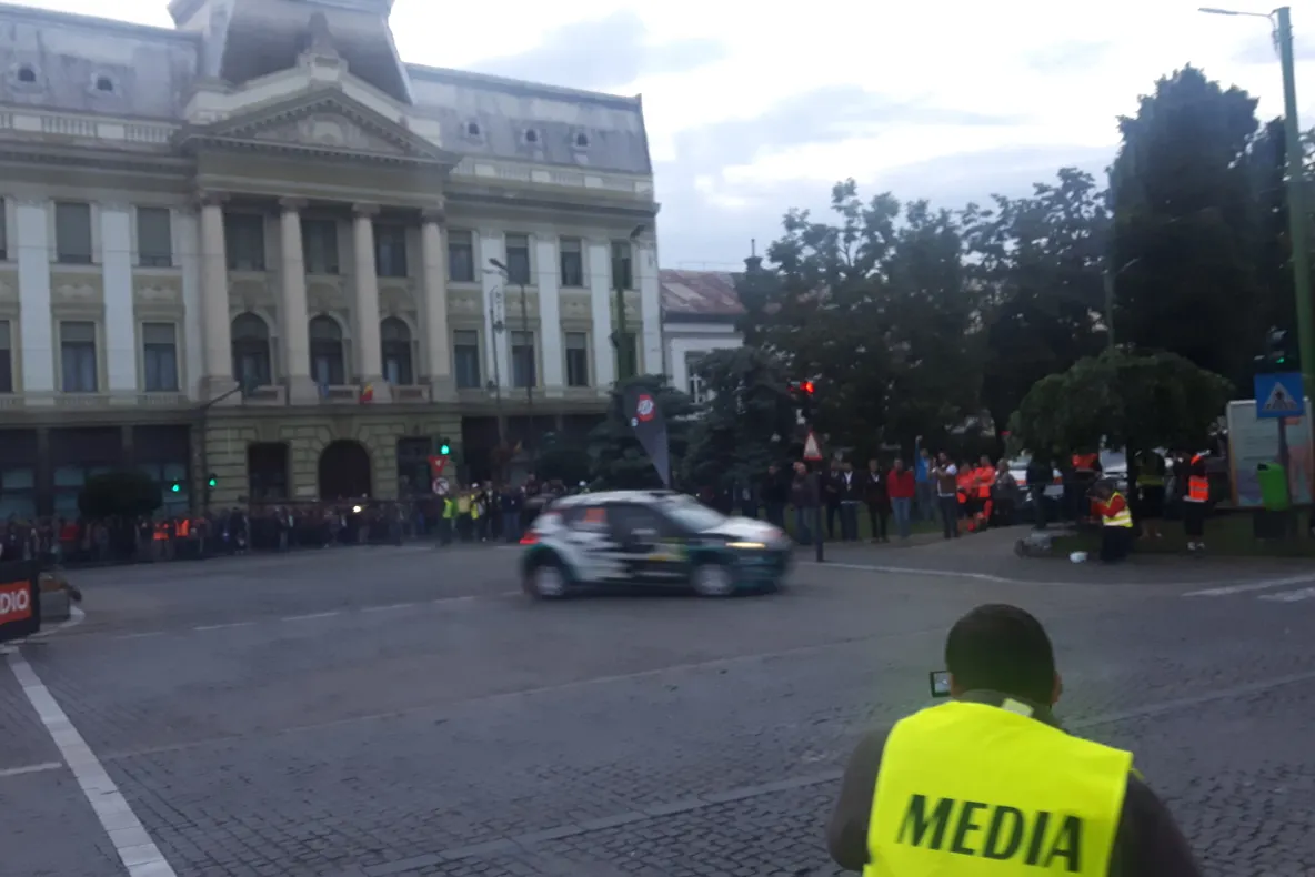 Arad: FOTO VIDEO Cea mai spectaculoasă probă de la Raliul Aradului. Centrul Aradului, pistă de raliu, spre încântarea miilor de spectatori