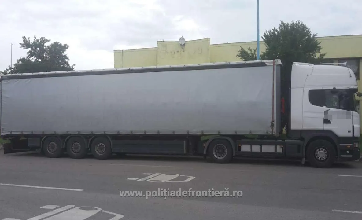 Arad: Semiremorcă de TIR, cu acte false, descoperită la granița cu Ungaria