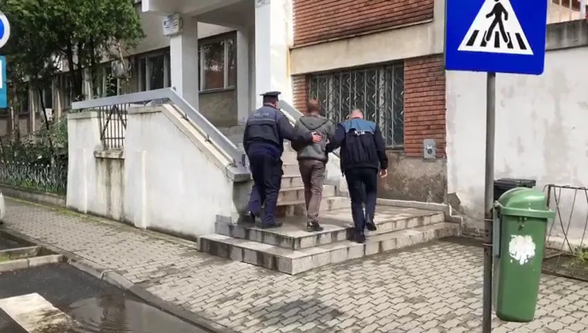 Arad: Bărbat de 47 de ani din Arad, arestat preventiv după ce a fost prins, timp de 2 zile, în timp ce conducea ilegal mașini