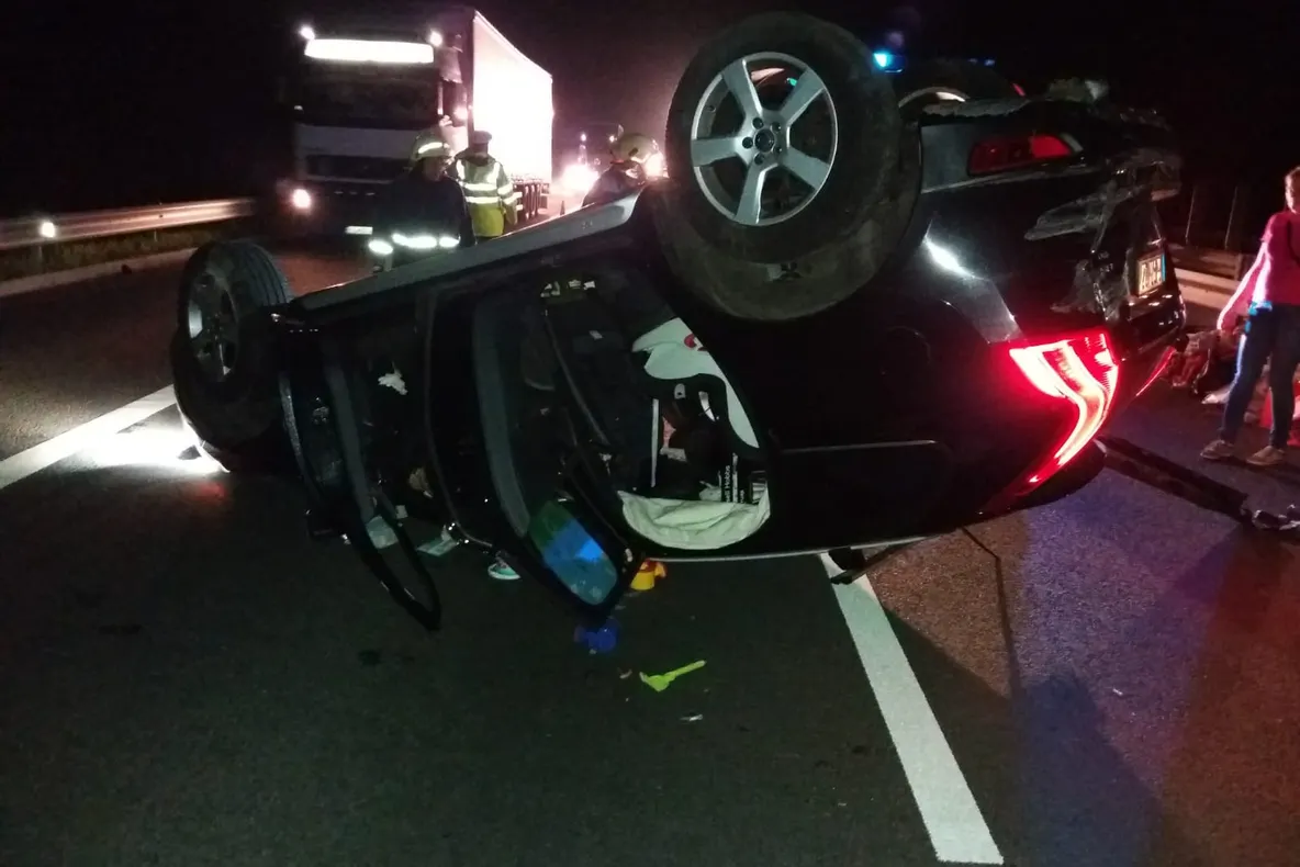 Arad: Accident spectaculos pe autostrada vestului. Mașină răsturnată și blocată