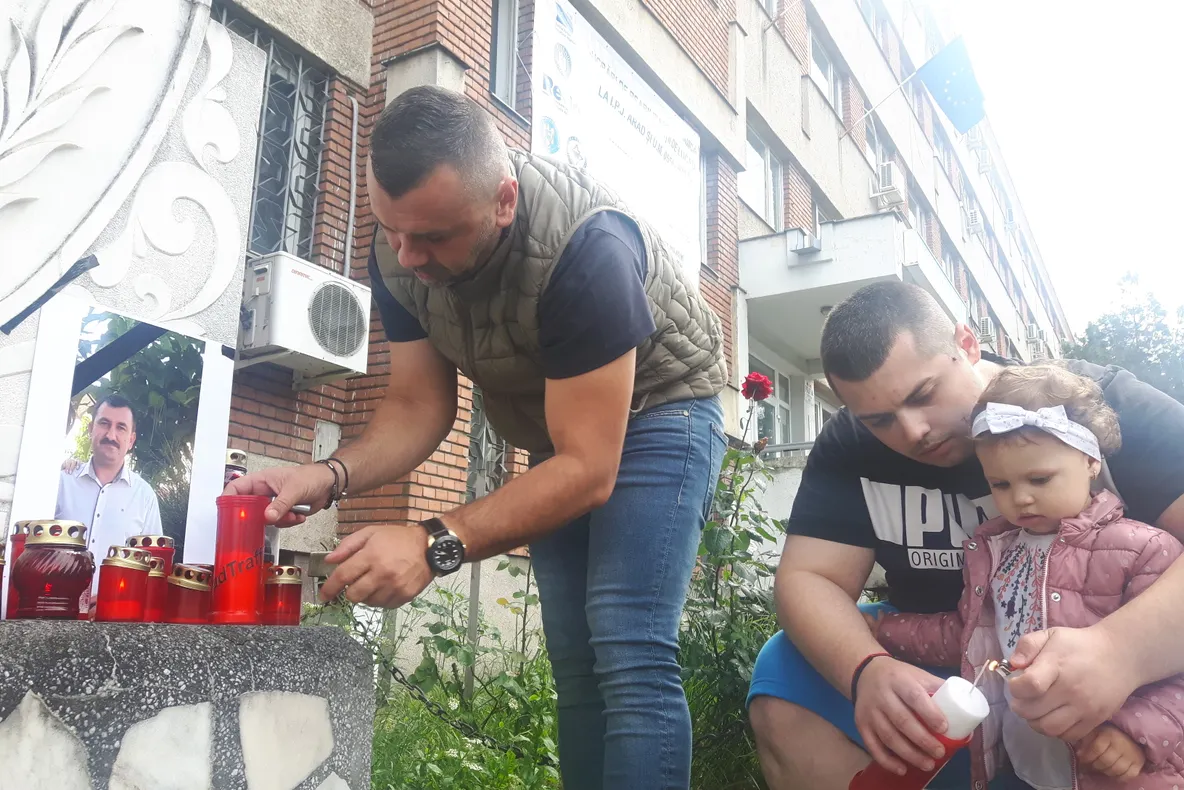 Arad: Mai multe persoane, la comemorarea polițistului din Timiș, împușcat mortal în timp ce era în misiune, organizată de un mare grup de trafic de pe Facebook, AradTraffic