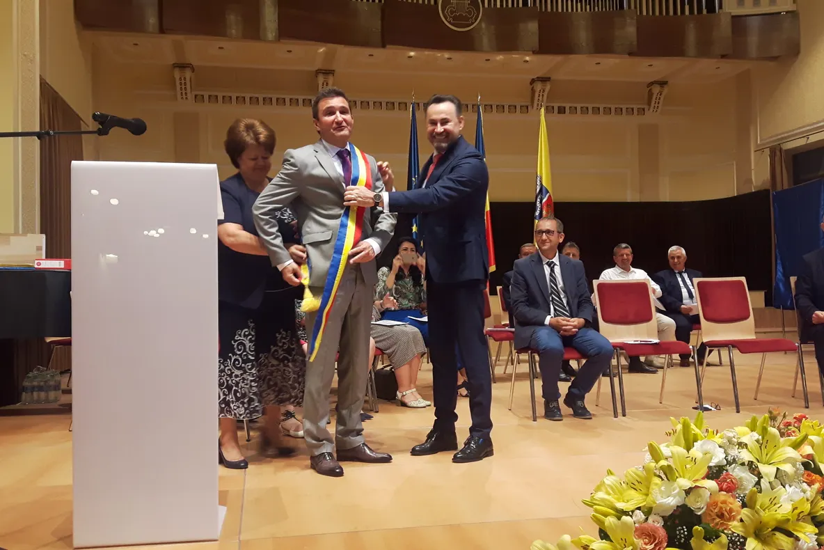 Arad: AUDIO VIDEO FOTO Călin Bibarț este noul primar al Aradului, motto-ul mandatului "amabilitate și bunăvoință". Gheorghe Falcă și-a dat demisia după 15 ani de mandat în continuu, pentru a merge în Parlamentul European